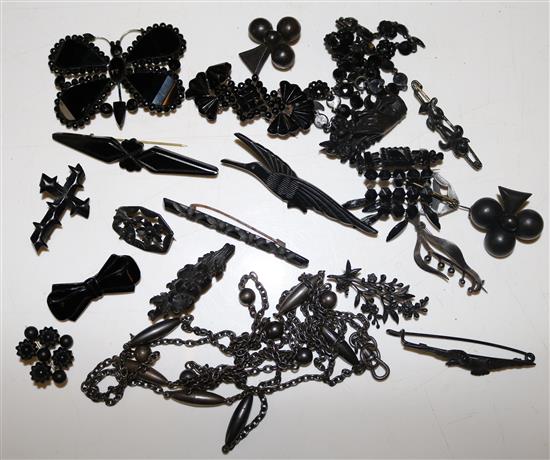 21 pieces jewellery, some jet